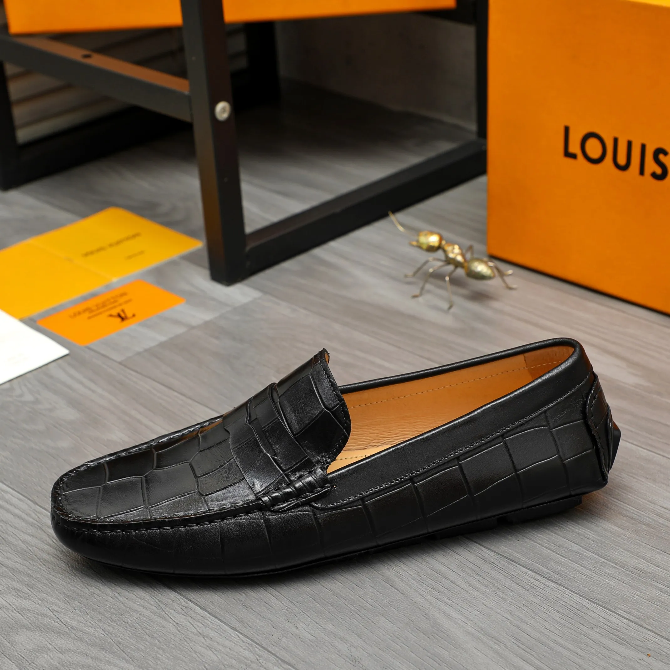 Men's shoes 💰380 Product trademark: LV "Louis Vuitton" casual slip-on shoes Regular size: 38-45 (45 is custom-made and non-returnable) Product materials: Selected stone pattern embossed cowhide upper, pigskin lining, rubber outsole